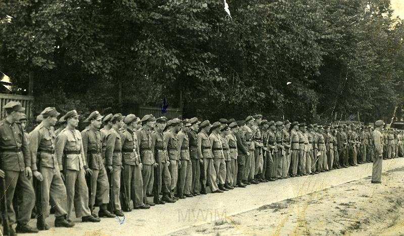 KKE 2306.jpg - Fot. Odział Milicji formowanej. Od lewej w pierwszym rzędzie: piąty Witold Kołakowski – tata Janusza Kołakowskiego; oznaczony, Olsztyn - poliklinika, 1945 r.